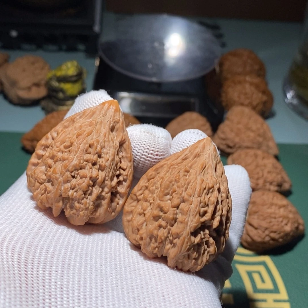 文玩核桃吊坠b****熊塔尖