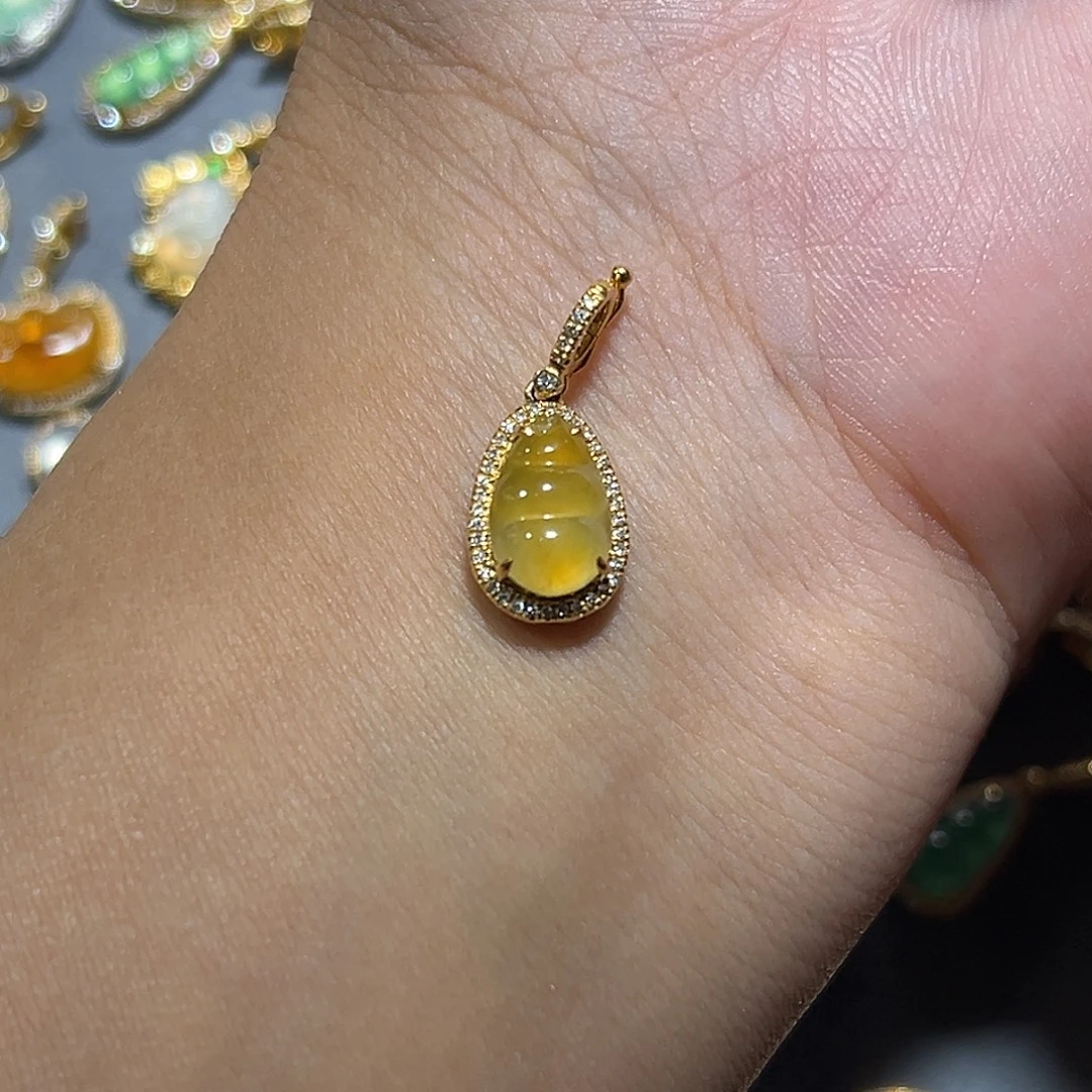 翡翠18K金镶嵌颈饰