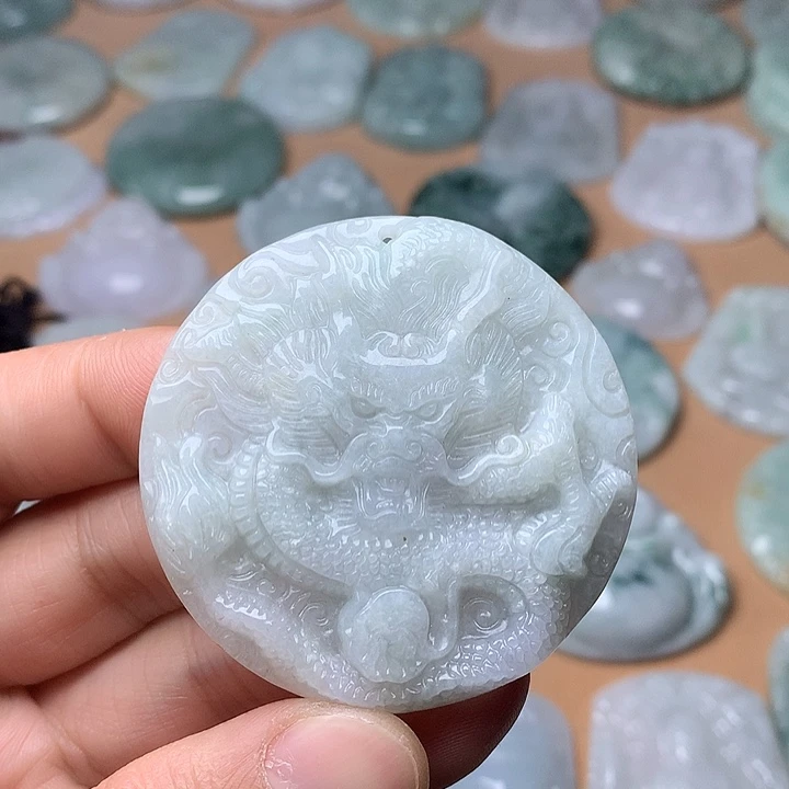 翡翠未镶嵌颈饰龙牌