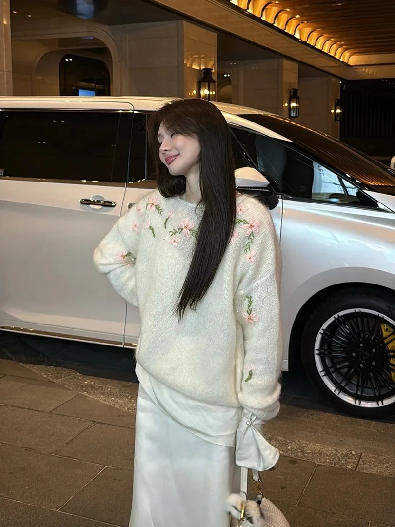 【白月光】冬季新款温柔风立体花朵时尚百搭软糯套头毛衣女W1170