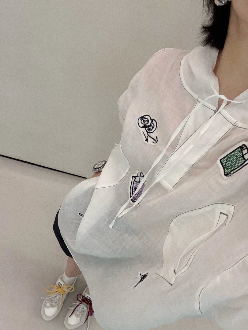 手缝贴布绣亚麻防晒长袖连帽衬衫  J25CX016