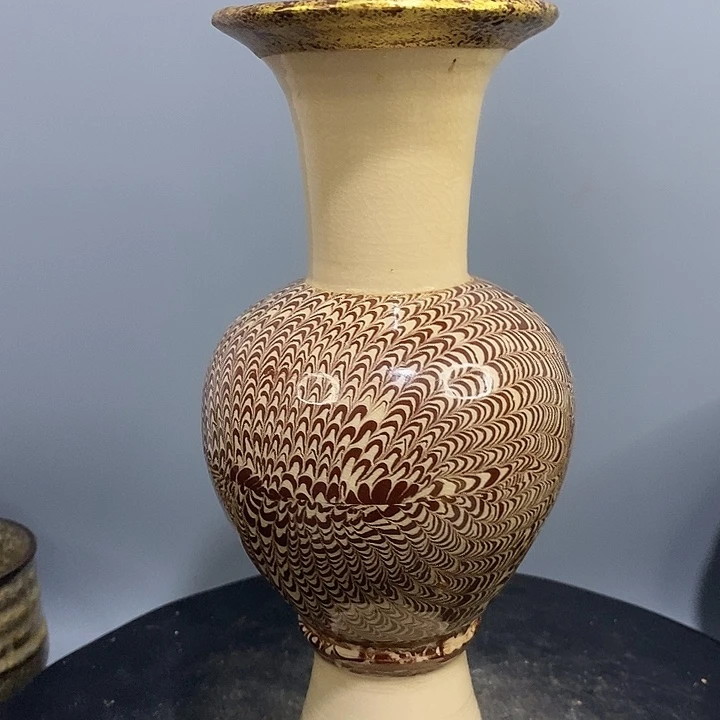 绞胎瓷花觚瓶造型精美
