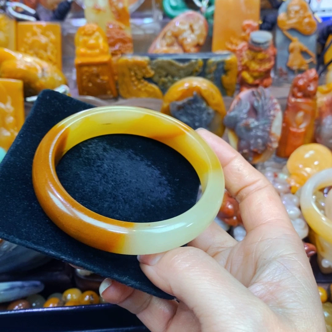 未镶嵌石英质玉（黄龙玉）颈饰