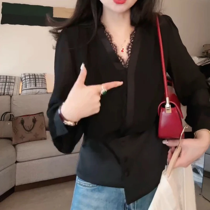 2025春夏设计款法式百搭时尚气质蕾丝V领衬衣LK2502459