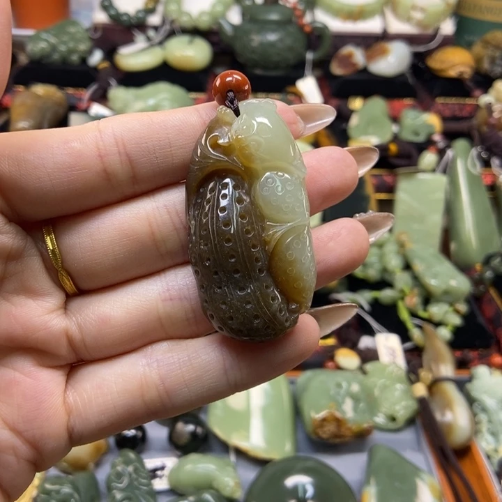 颈饰未镶嵌岫岩老玉（透闪石质玉）