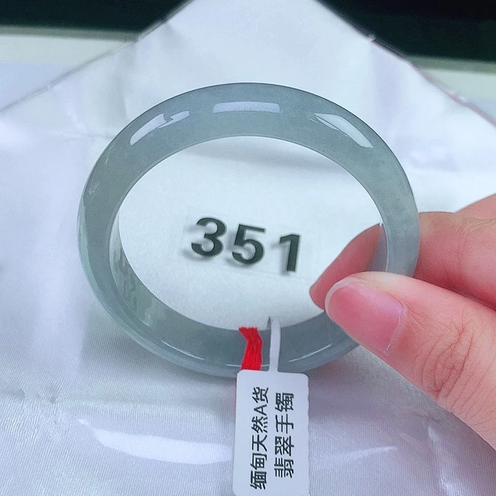 翡翠手镯未镶嵌翡翠手镯