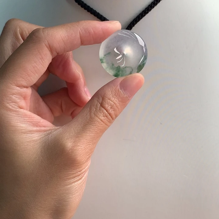 翡翠挂件未镶嵌…..