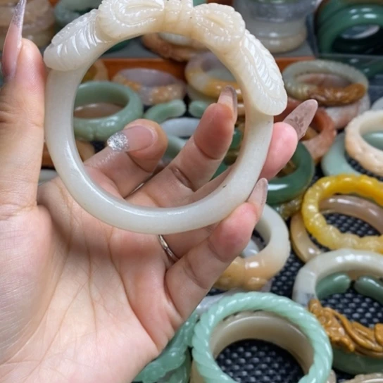 石英质玉未镶嵌雕花手镯