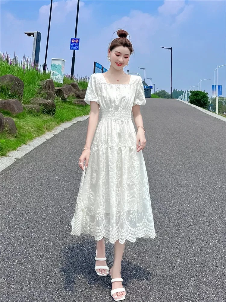 法式刺绣白色连衣裙2025夏高级感方领蕾丝气质收腰温柔风超仙长裙