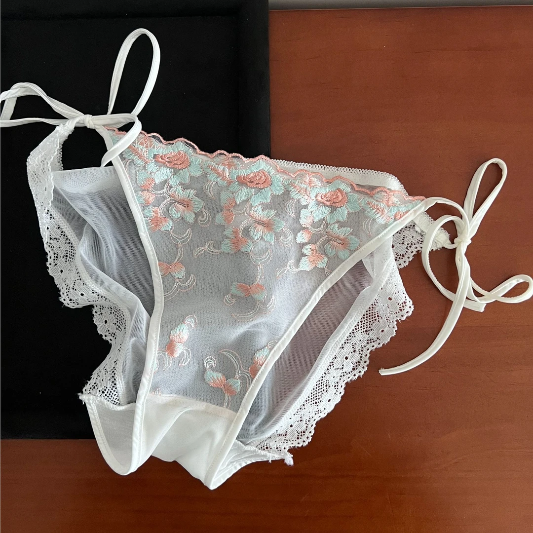 【白月光】刺绣绑带蕾丝三角内裤女