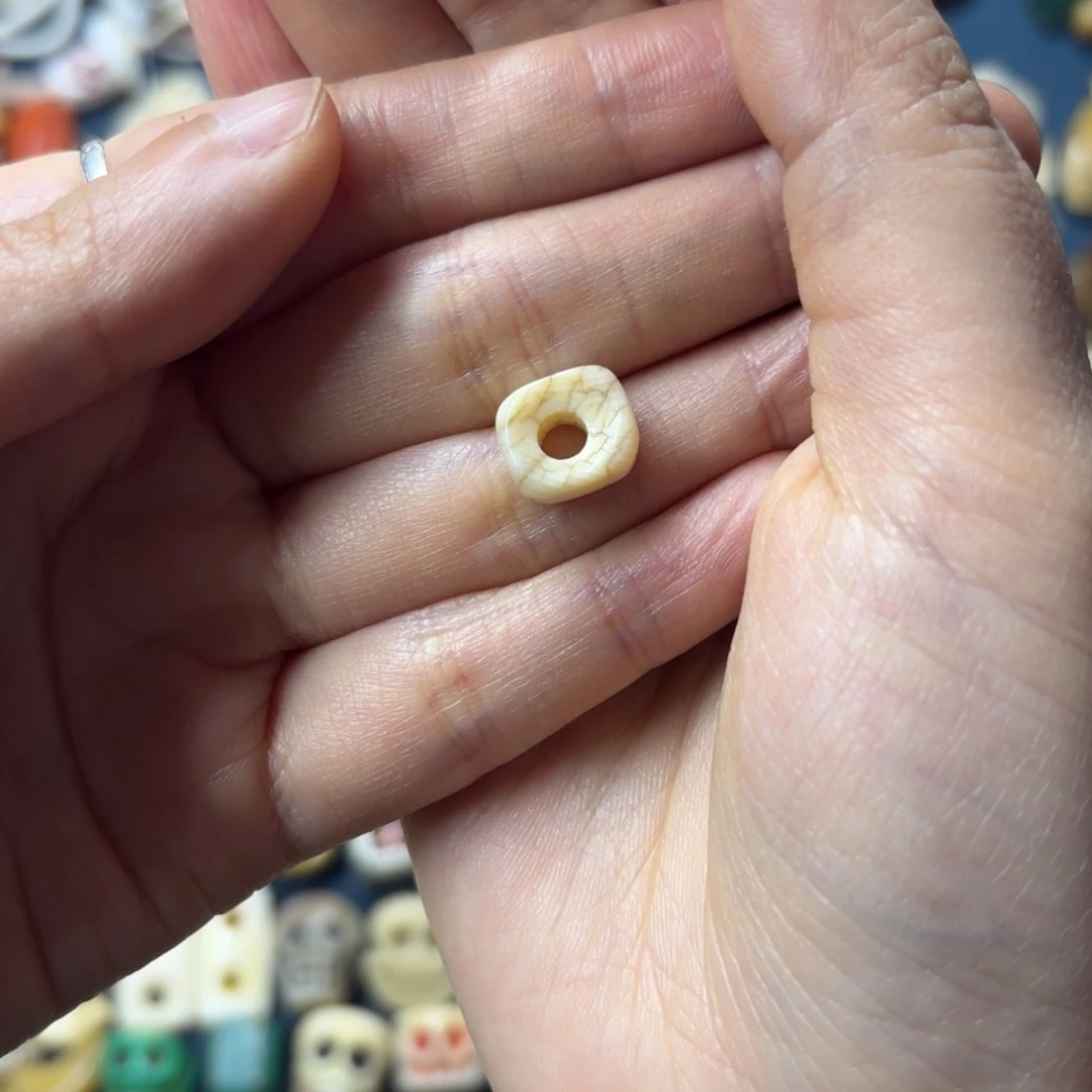 独***雪配饰和化妆等工序制作出来