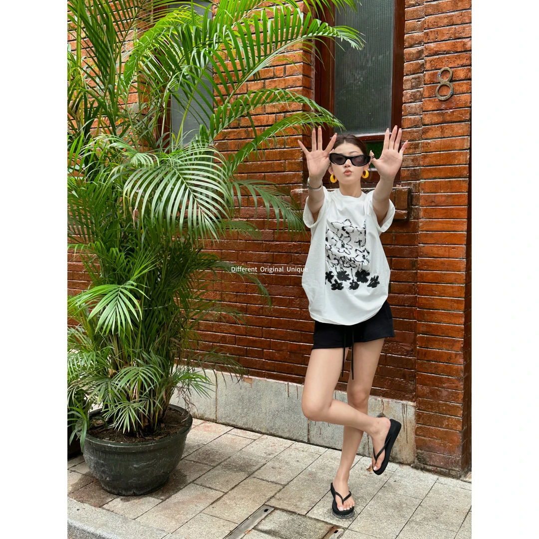 DOU×【编码链接】夏季新款设计感宽松大版涂鸦圆领小花朵印花短袖