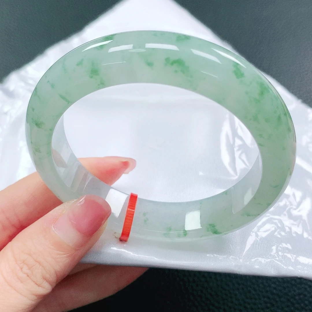 翡翠手镯未镶嵌55圈