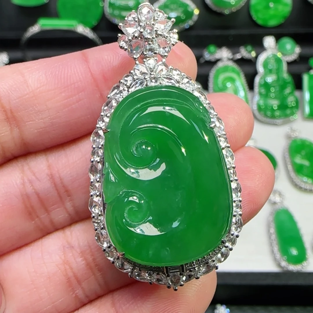 翡翠18K金镶嵌颈饰吊坠