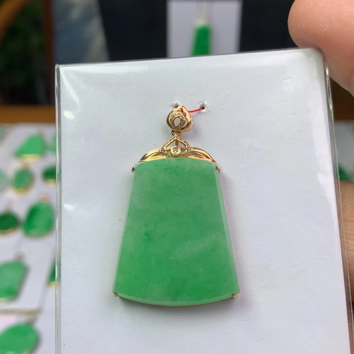 颈饰18K金镶嵌翡翠