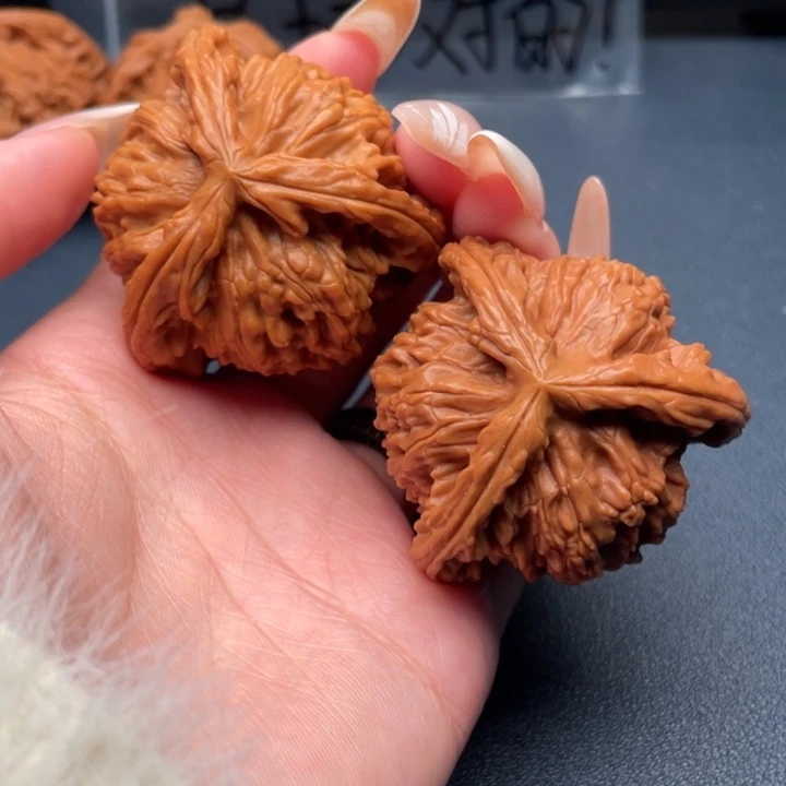 学***着文玩核桃吊坠白狮子