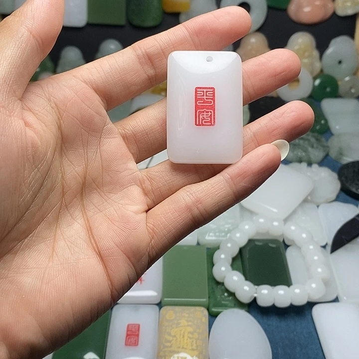 颈饰未镶嵌石英质玉（金丝玉）