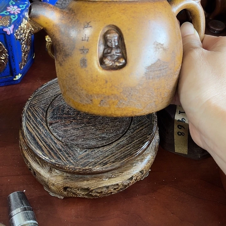 紫泥茶壶原矿泥料手工制作的一把紫砂壶。