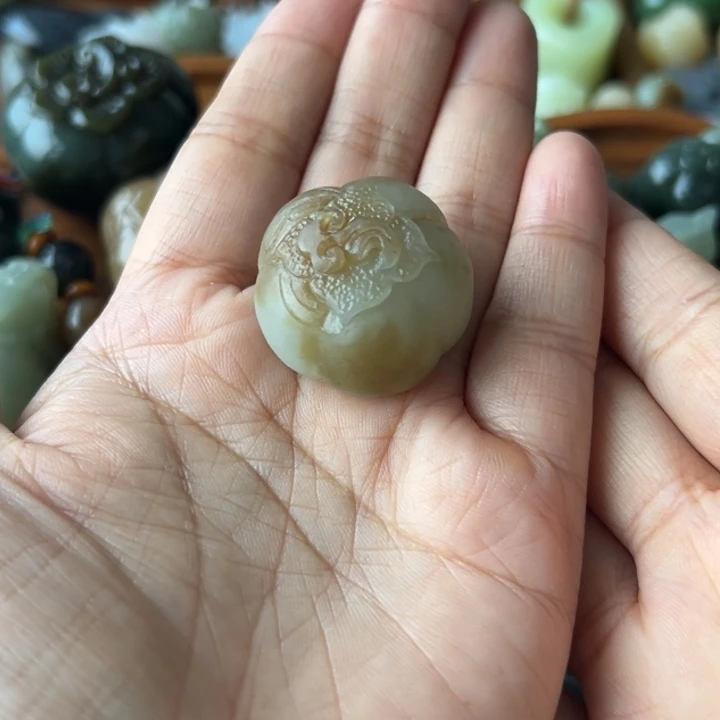 颈饰未镶嵌和田玉（糖玉）小*?