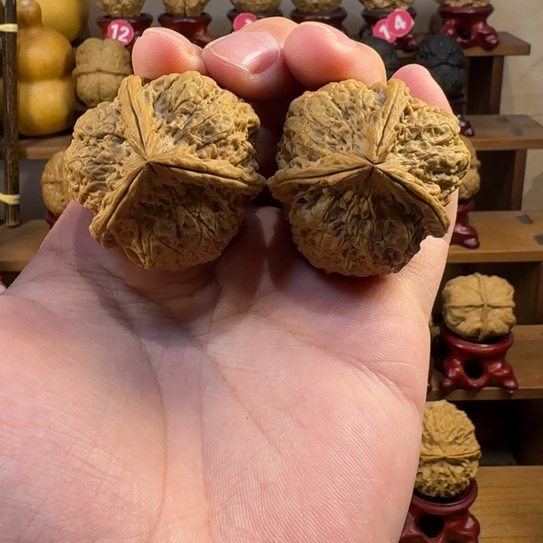 ****哥铁核桃把件国玺三棱正奔