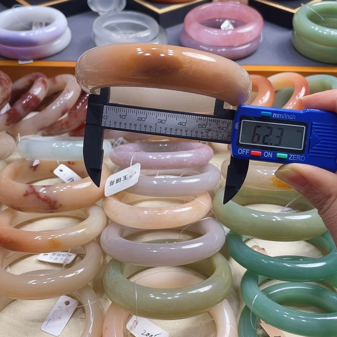 未镶嵌手镯石英岩玉