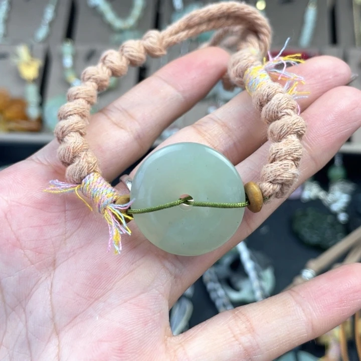 粉***髅蛇纹石玉合金颈饰