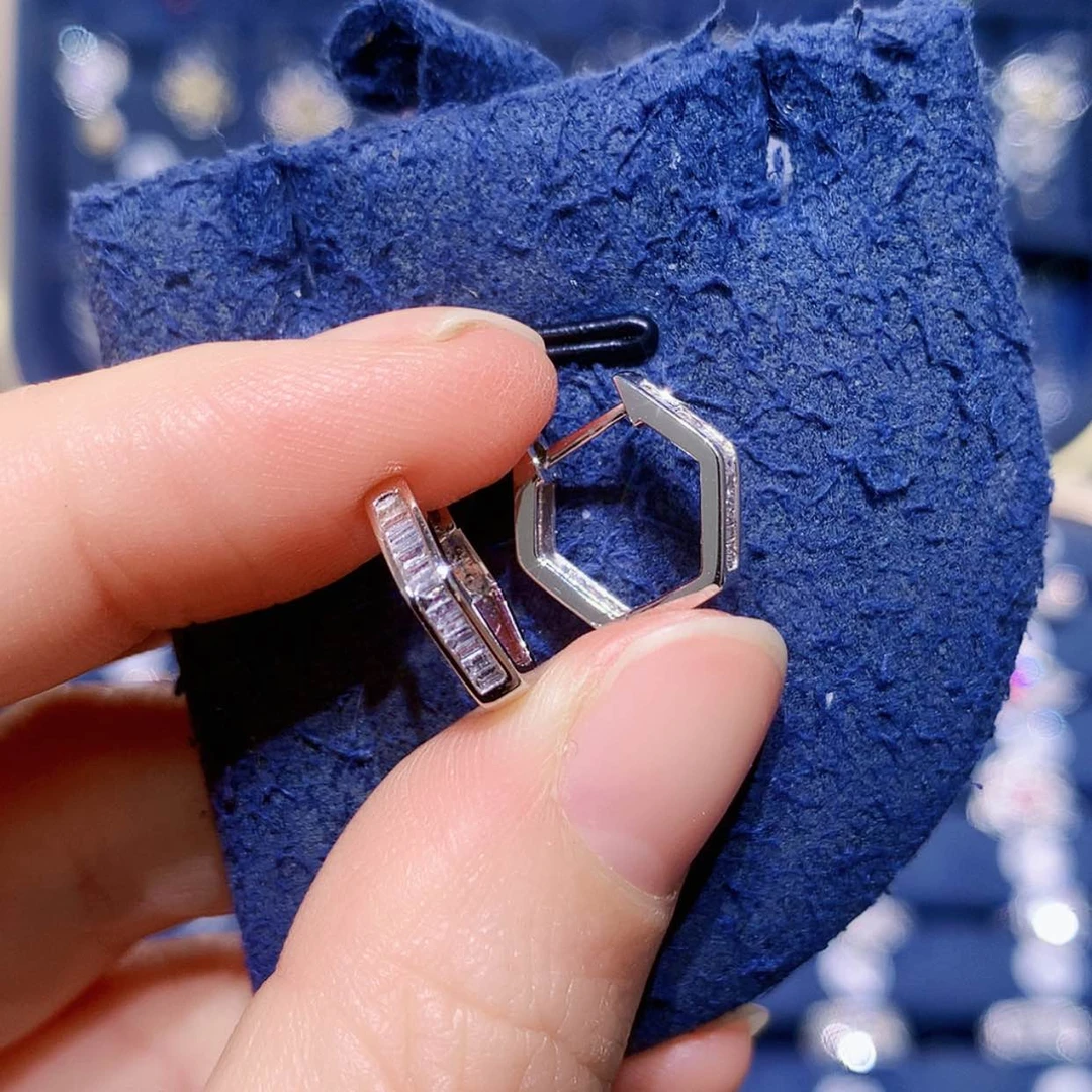 【闪购商品】18K金镶嵌耳饰钻石多边形耳扣