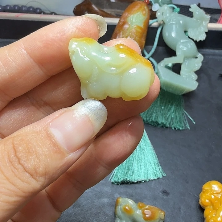 和田玉未镶嵌把件