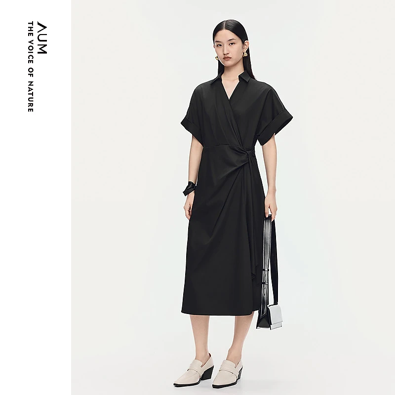 AUM2025年夏季新款气质V领扭褶知识分子连衣裙衬衫长裙M1FZ32416