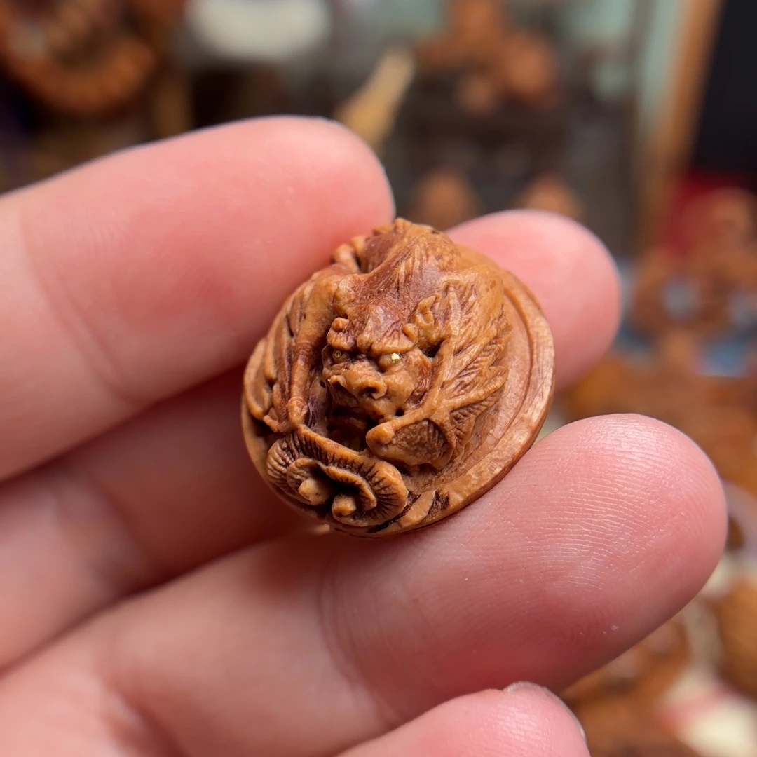 桃核雕刻蝙蝠背云福在眼前