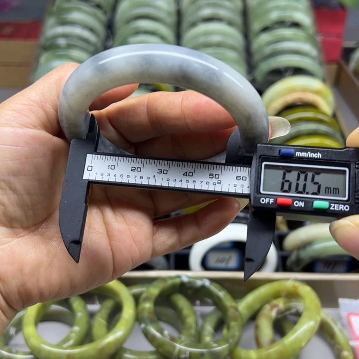 蛇纹石玉未镶嵌手镯99