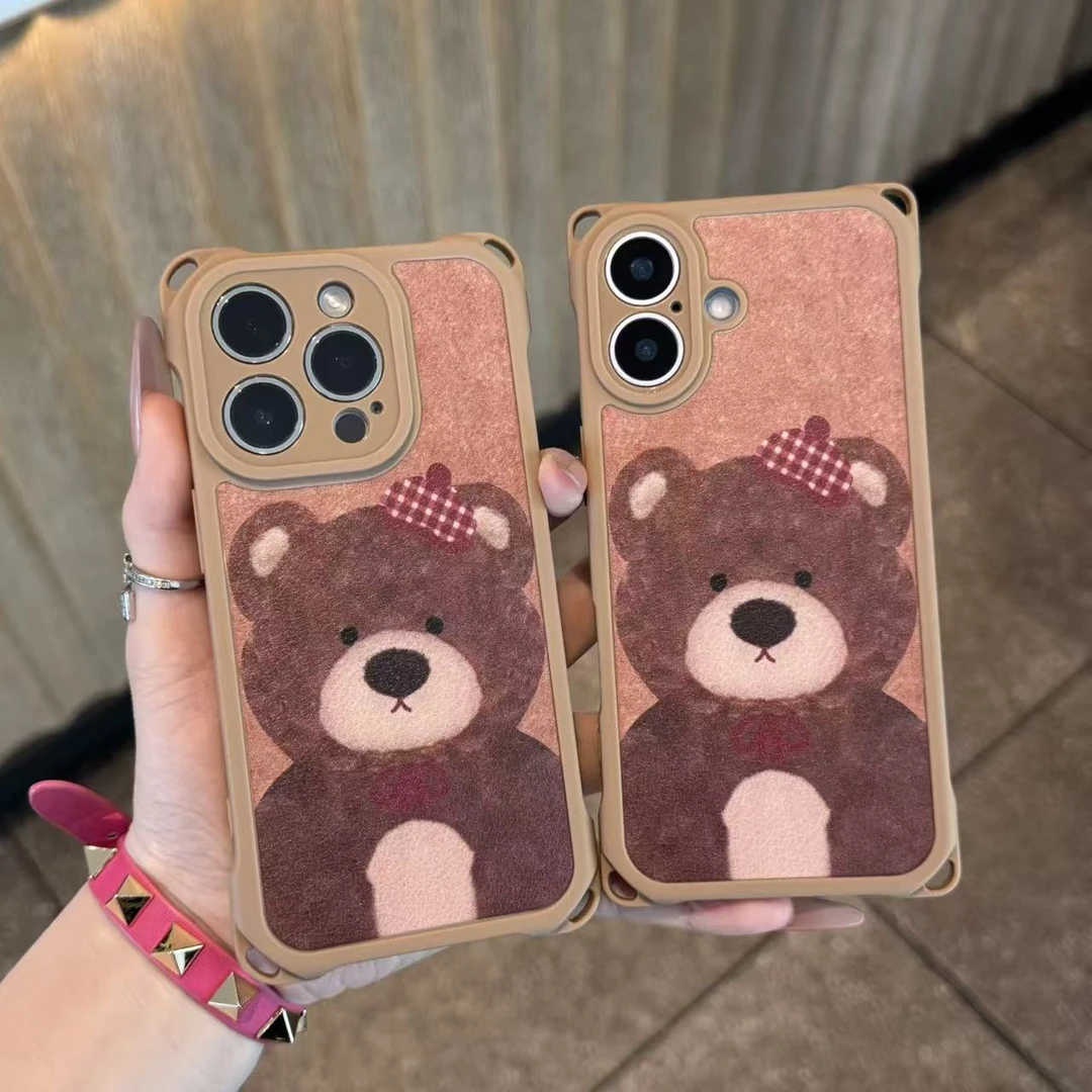 奥菲顿红格纹帽小熊适用苹果17四角挂绳手机壳16华为vivo小米oppo