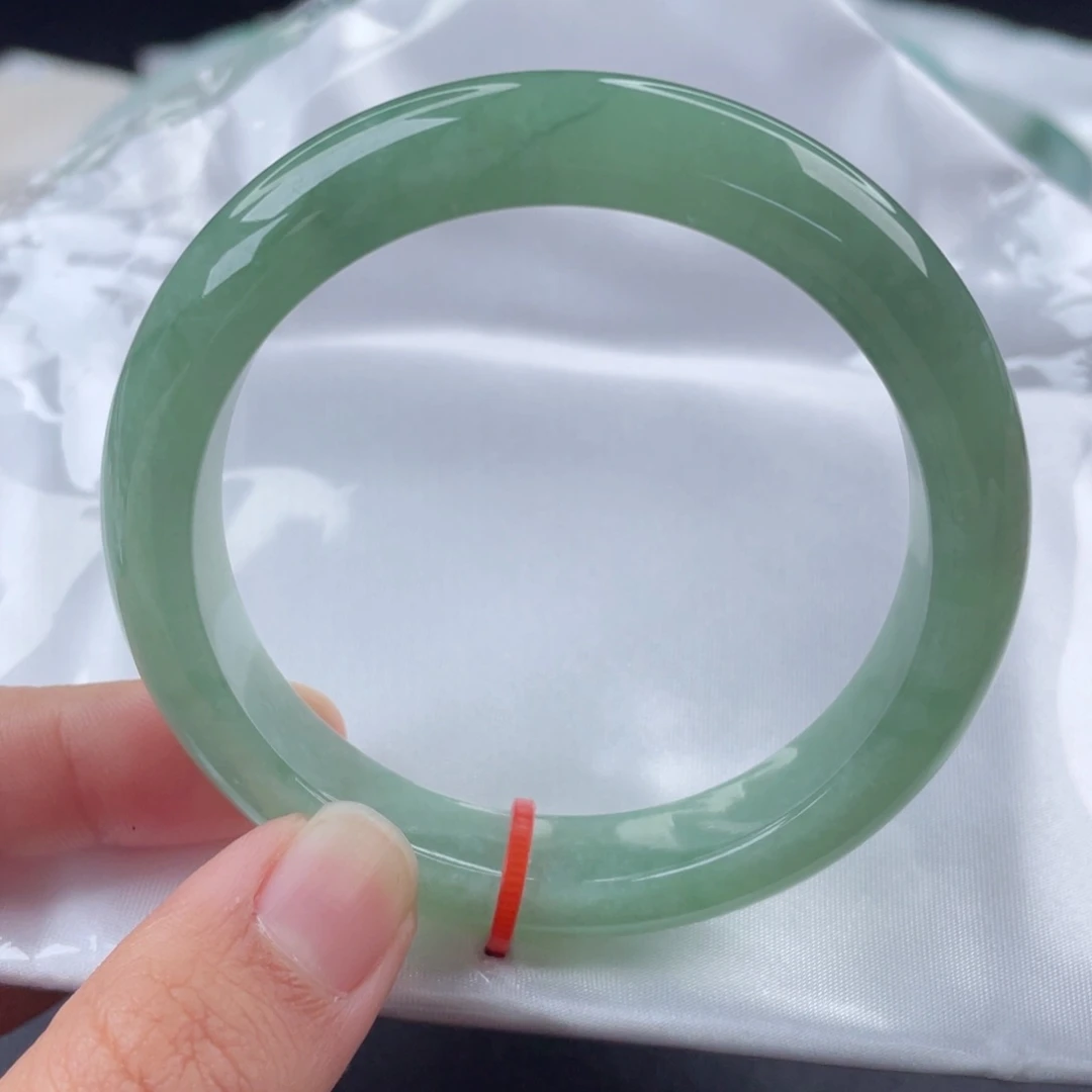 翡翠手镯未镶嵌55圈