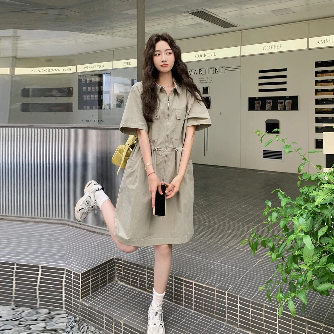 浅卡其色韩系抽绳工装连衣裙女2025夏季新款设计感宽松休闲衬衫裙