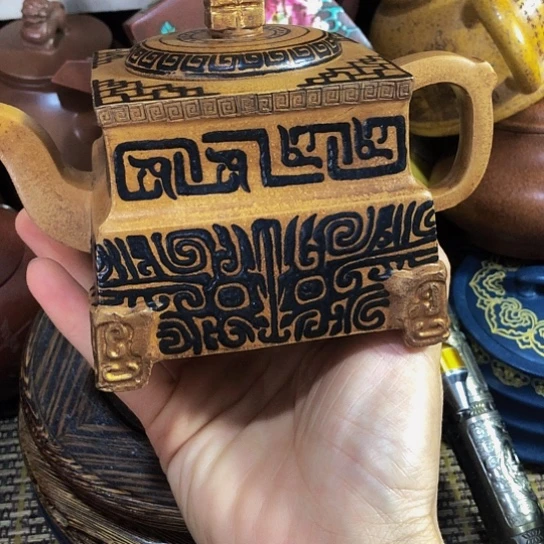茶壶紫砂原矿泥料手工制作的一把紫砂壶。