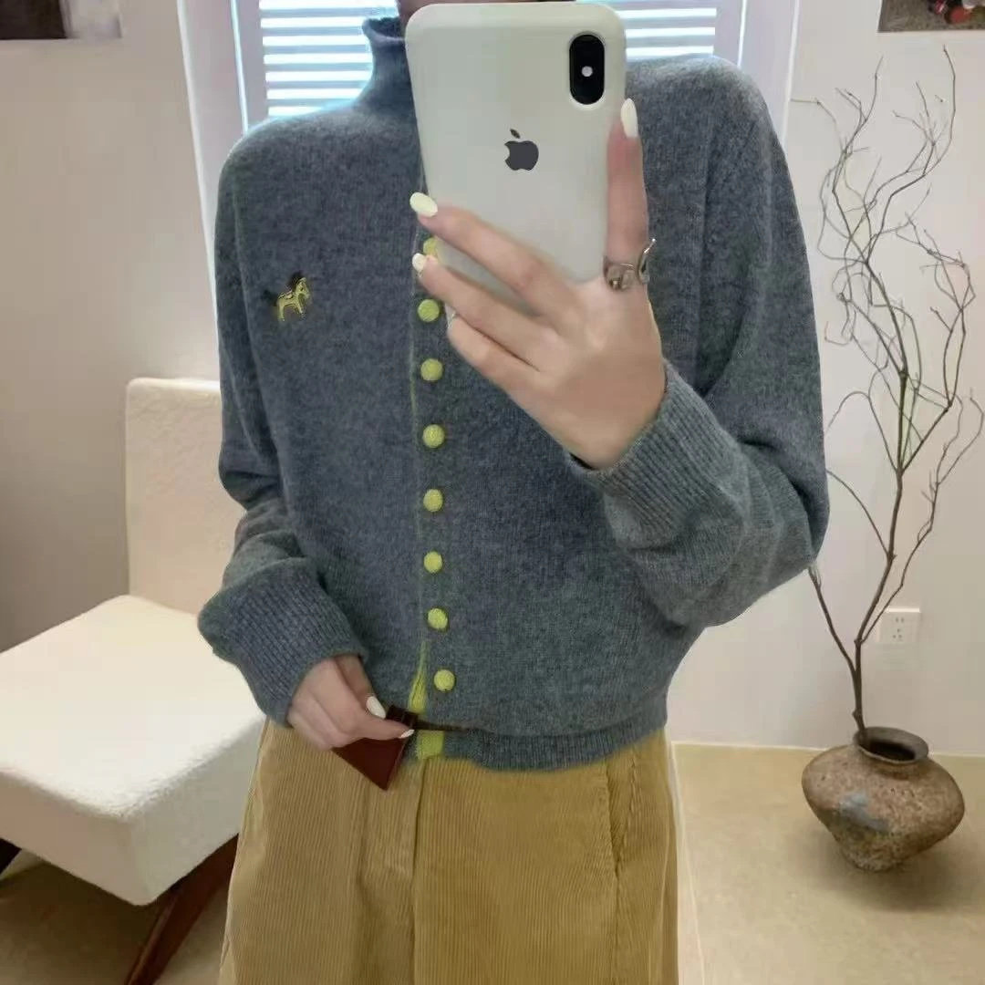【幸运小马】气质小马卡通刺绣毛衣秋冬季新款半高领包扣针织开衫