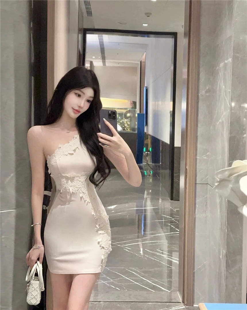 矜贵千金感气质仙女蕾丝拼接斜肩连衣裙