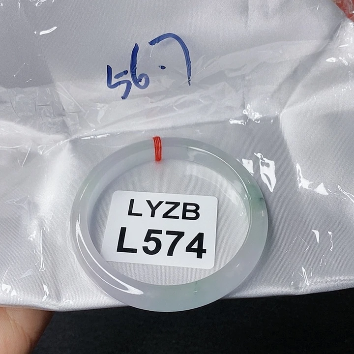 翡翠手镯未镶嵌虞*人