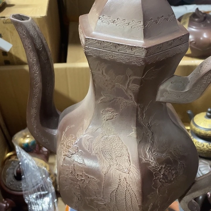 紫砂茶壶原矿泥料手工制作的一把紫砂壶。