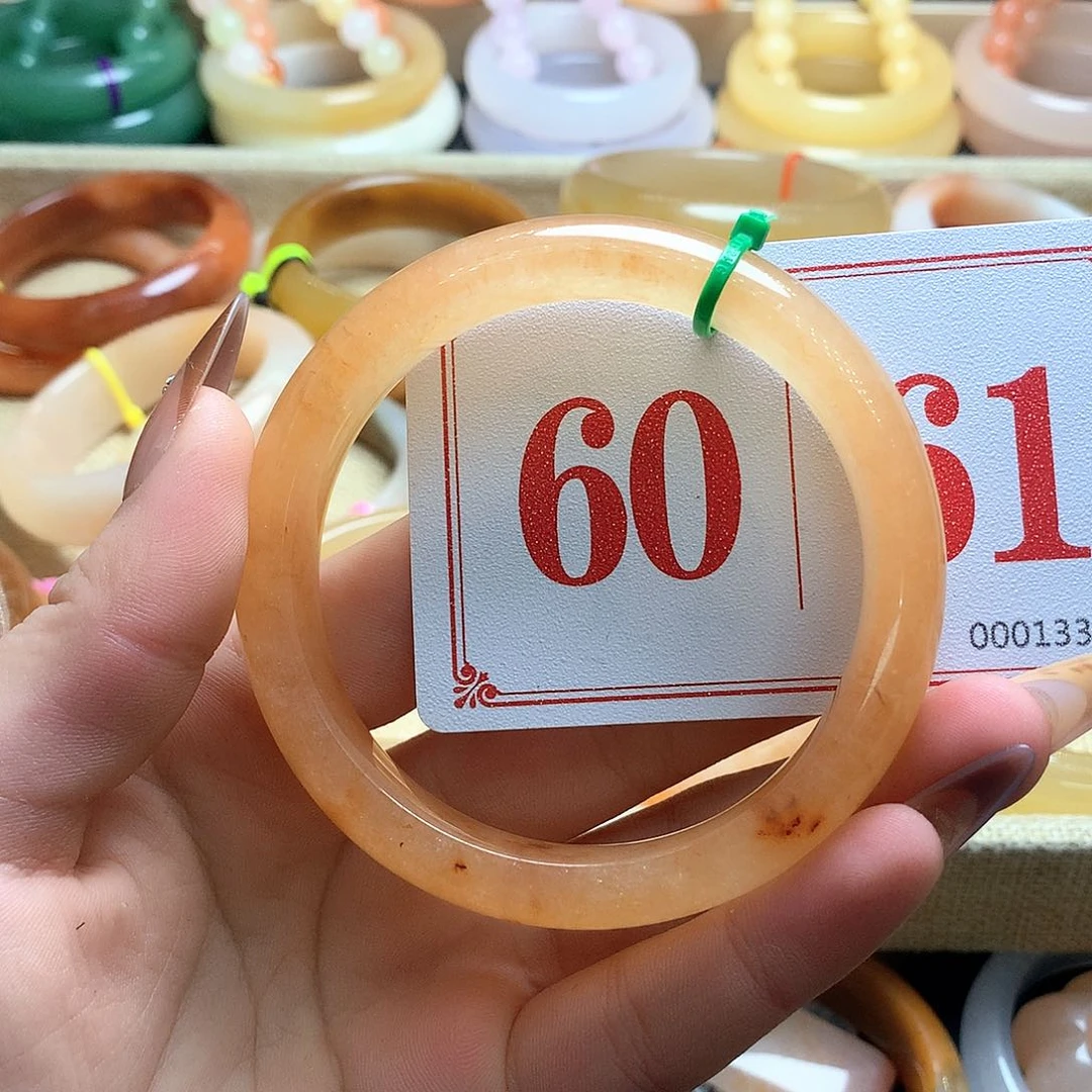 未镶嵌石英质玉（黄龙玉）手镯