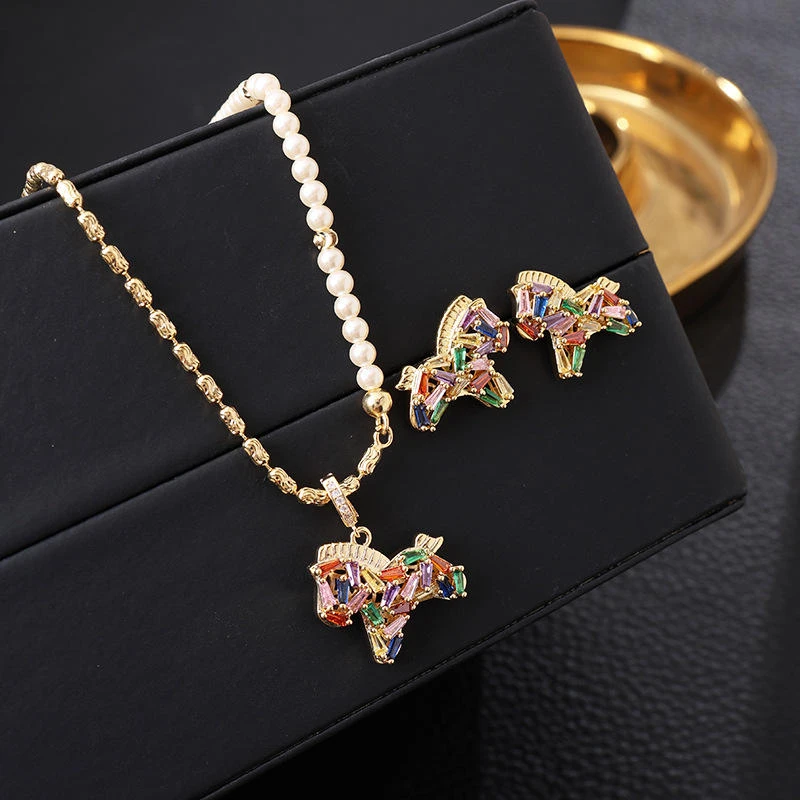 正圆强光珍珠项链女时尚高档设计珐琅滴釉彩色蝴蝶锁骨链批发代发