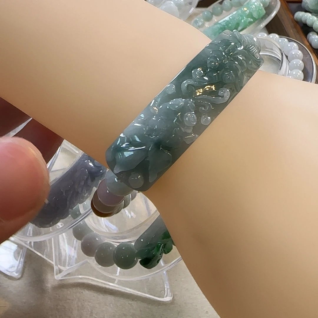 翡翠未镶嵌颈饰手牌