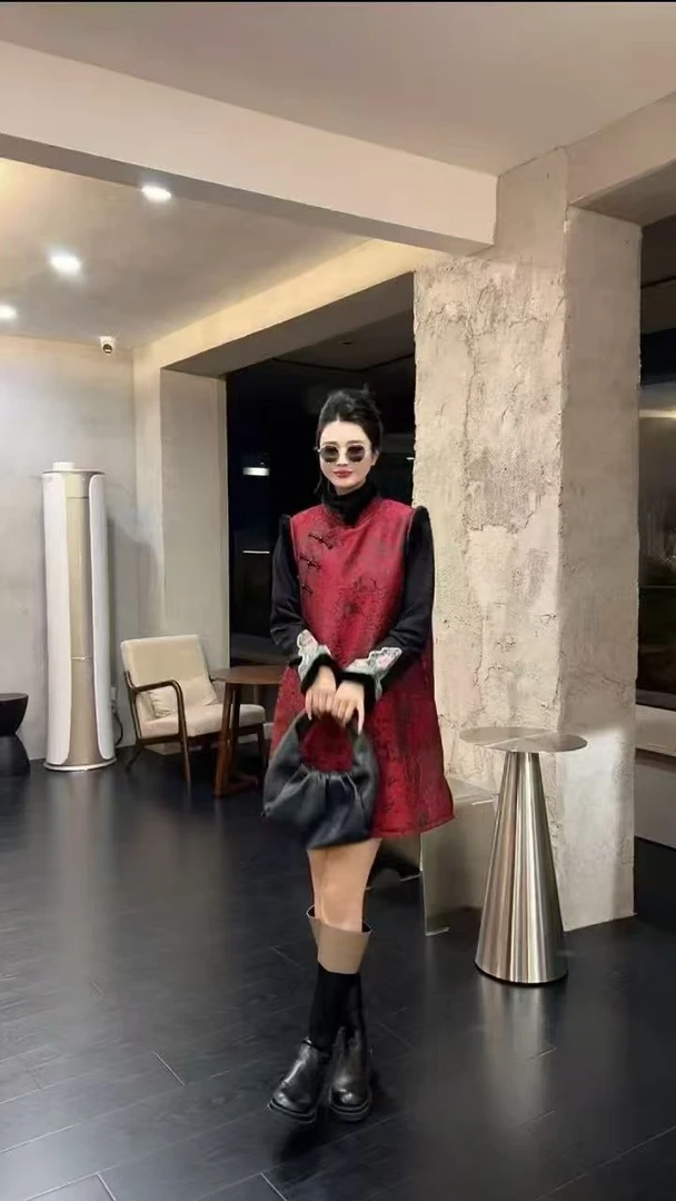 大码女装时尚显瘦百搭盘扣国风马甲胖妹妹秋冬款刺绣花朵袖口小衫