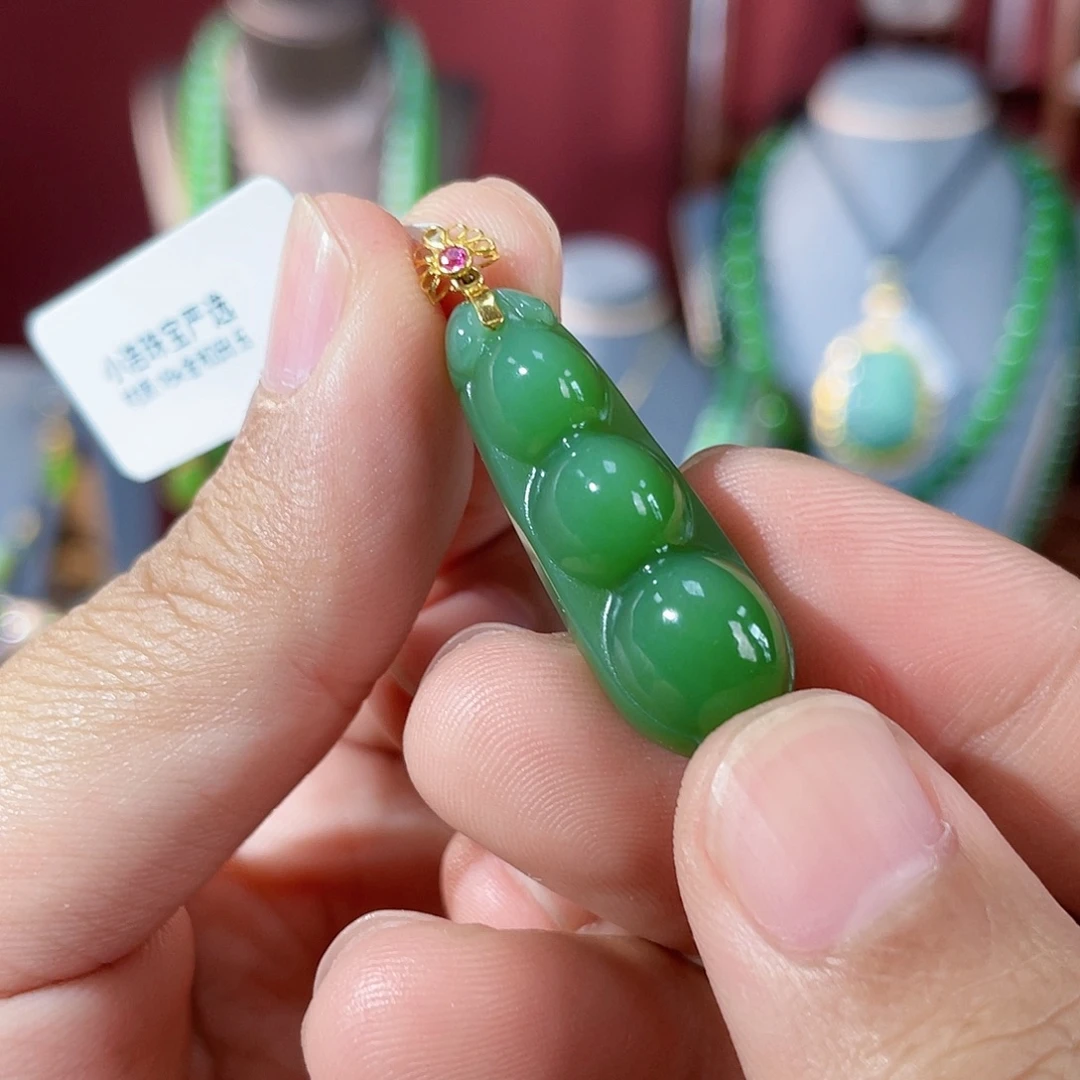 颈饰18K金镶嵌和田玉（碧玉）