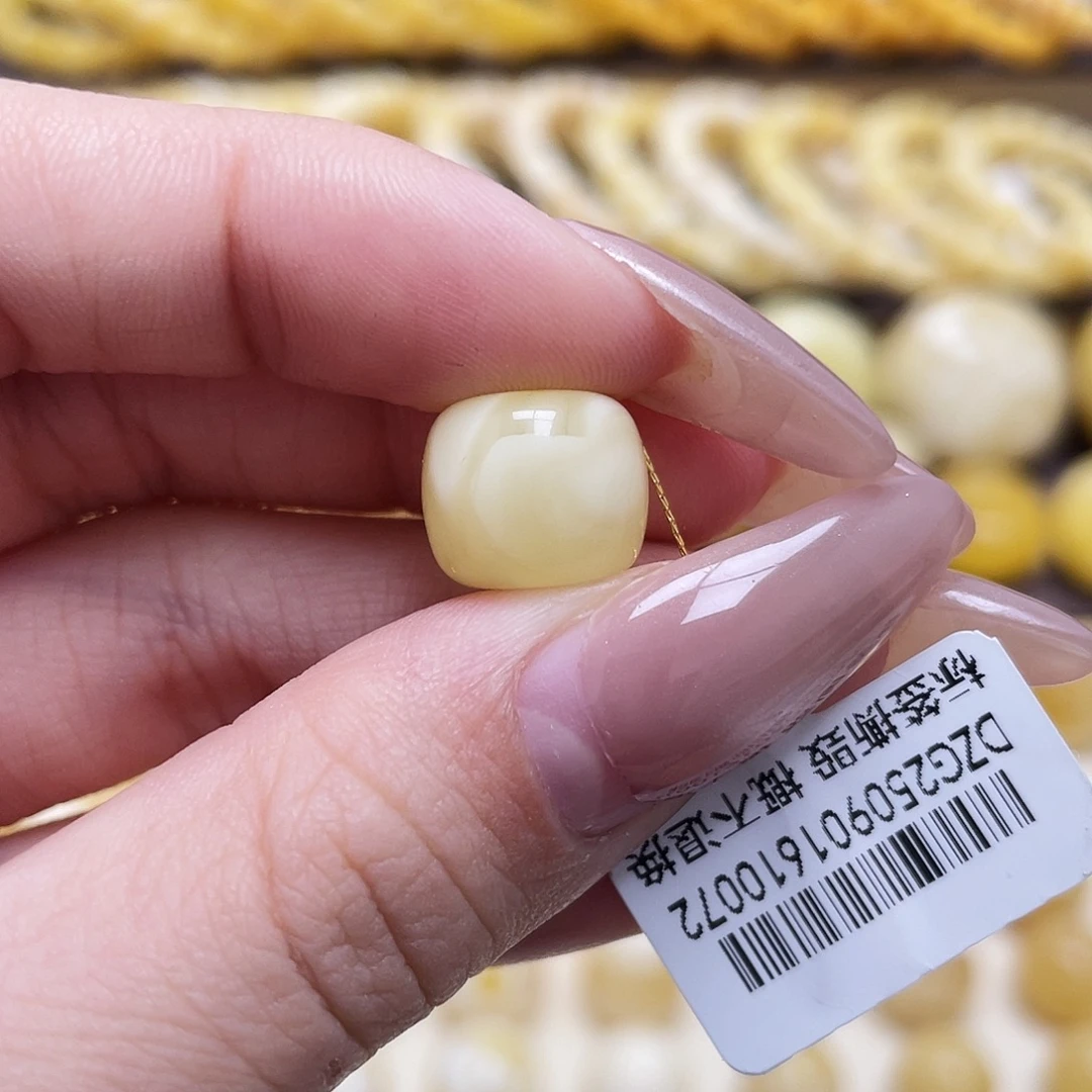 琥珀未镶嵌裸石12.1*10.4mm老型瑕