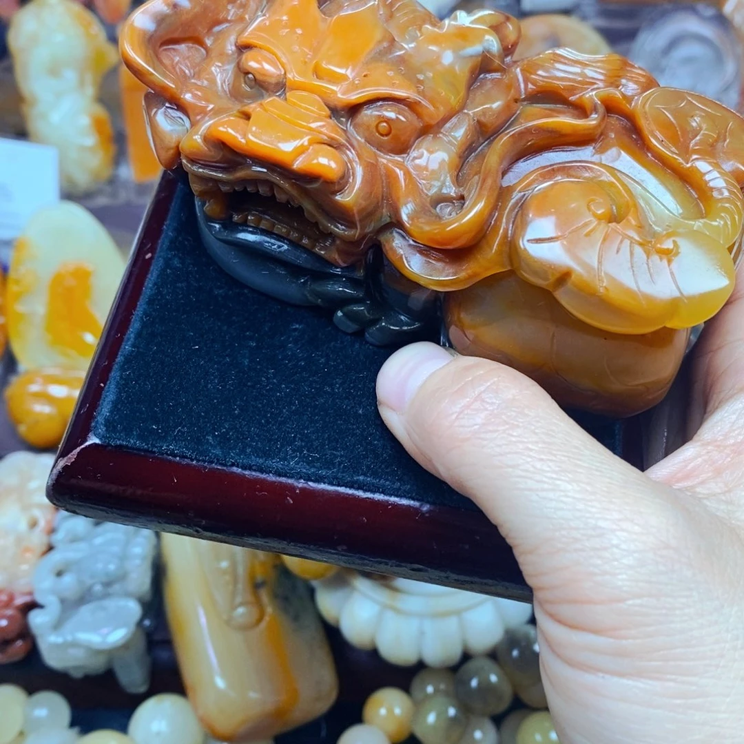 石英质玉（黄龙玉）未镶嵌颈饰