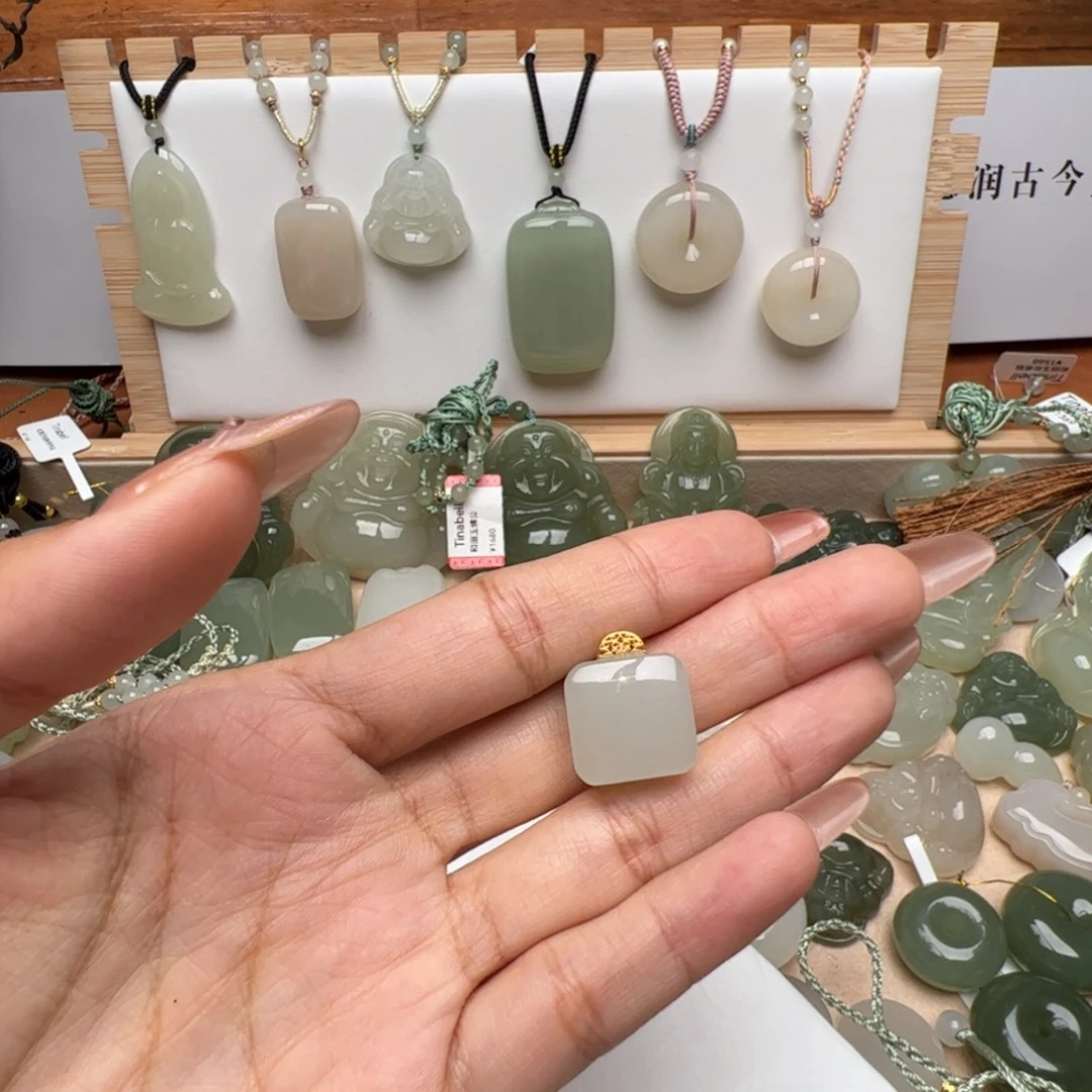 和田玉18K金镶嵌颈饰