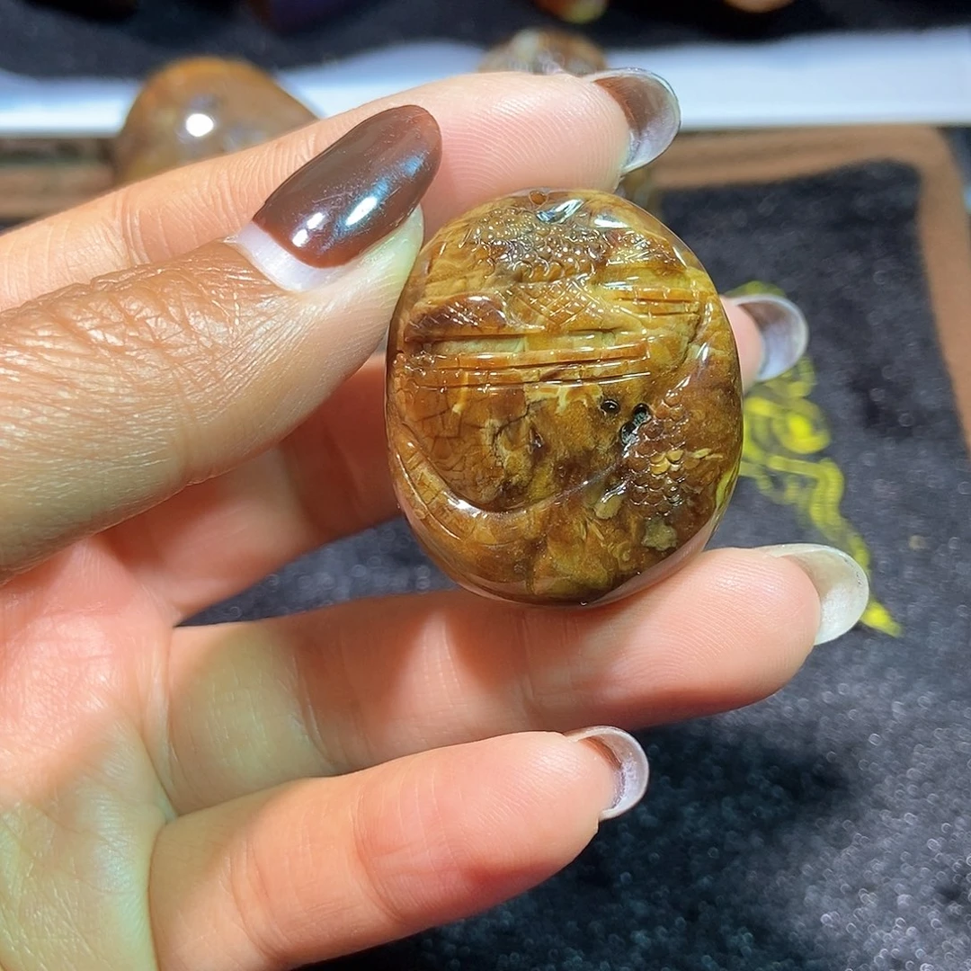 未镶嵌颈饰琥珀山水