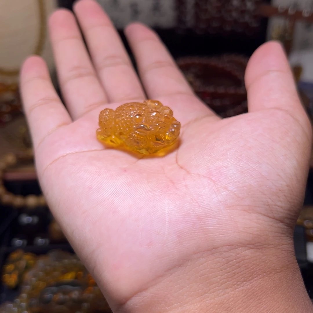 琥珀未镶嵌颈饰金蟾（有瑕疵）