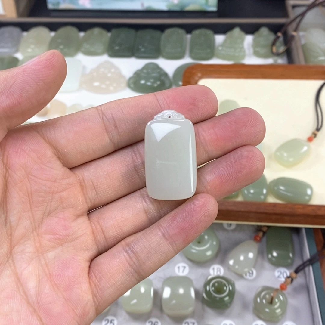 花***儿颈饰未镶嵌和田玉